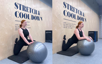 Kvinna stretchar med pilatesboll på gymmet