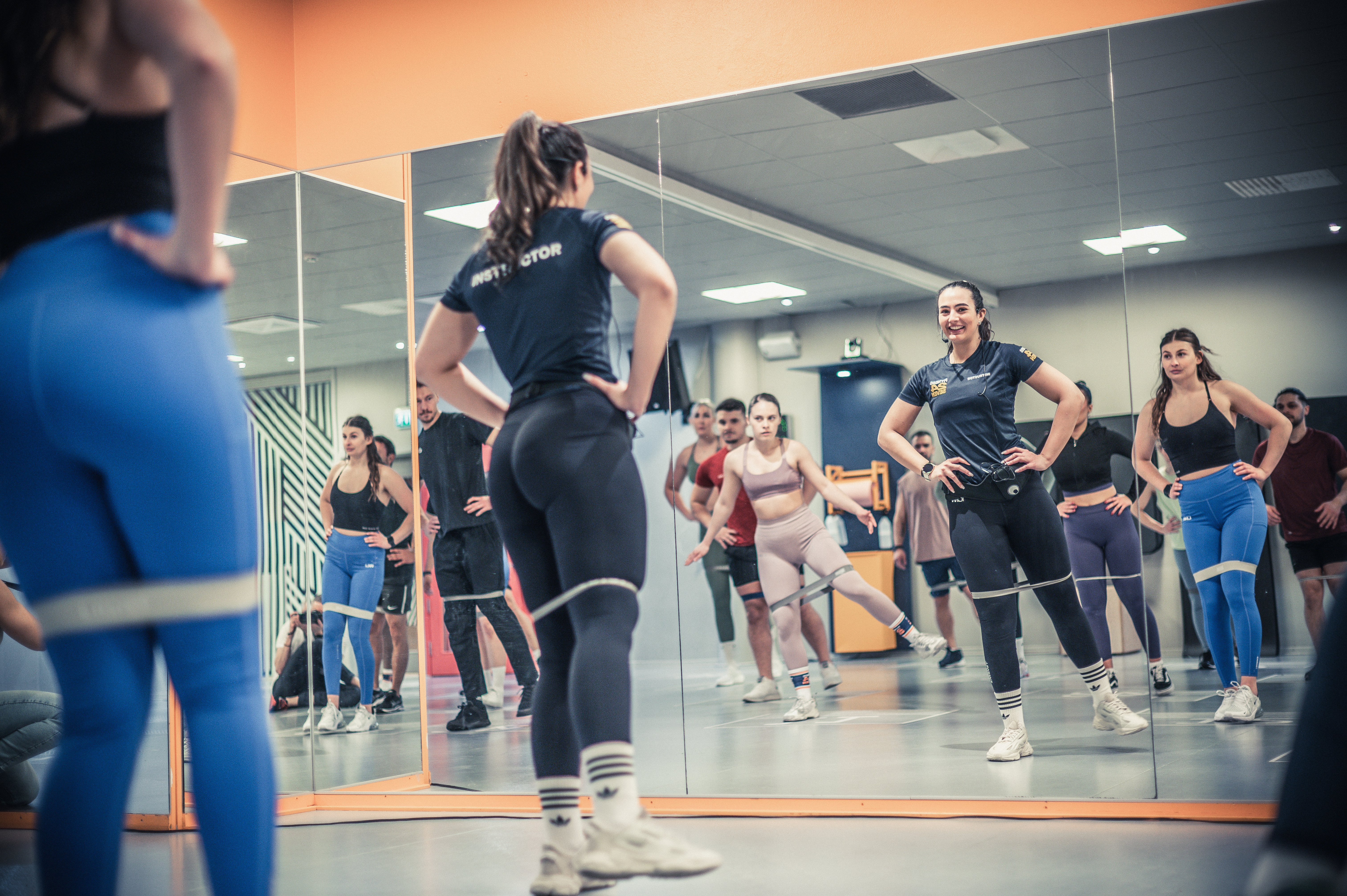 Gruppträningspass ned instruktör på Fitness24Seven som ingår i medlemskapet