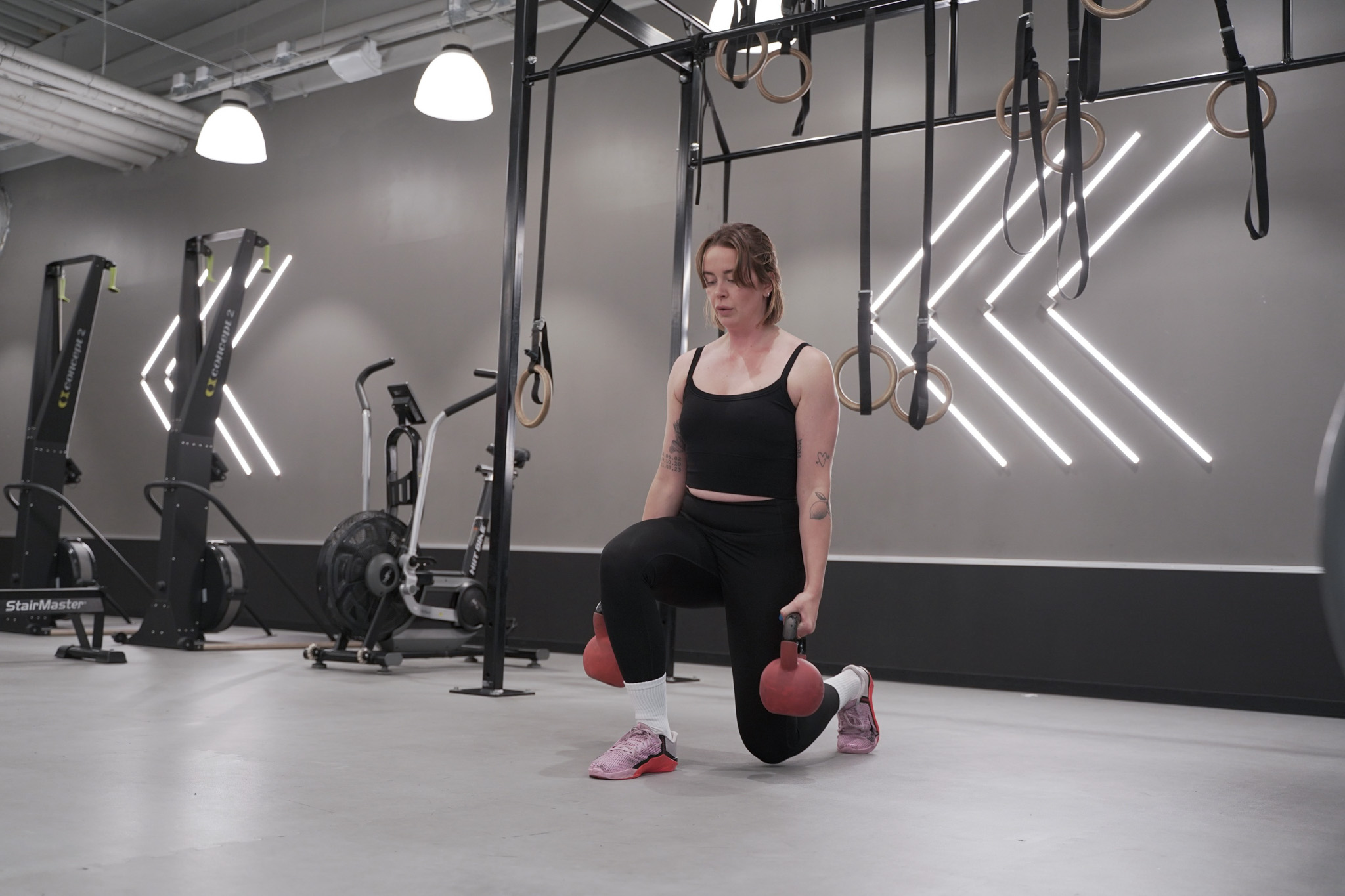 Fria vikter utfallssteg med kettlebells