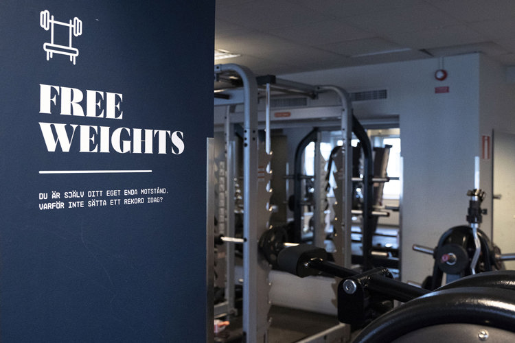 Tjejgym vikter och redskap
