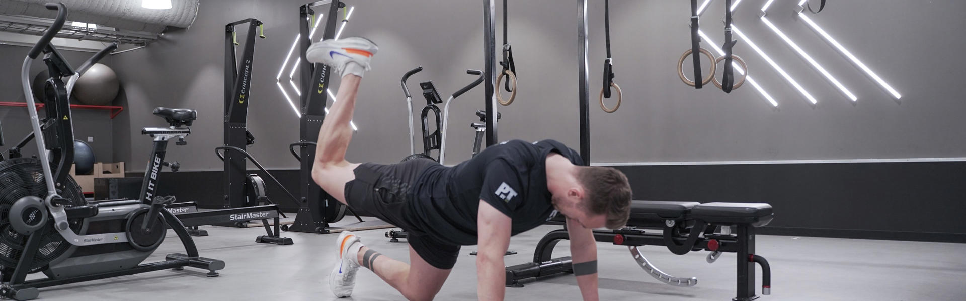 Man kör hip fire hydrant övninga för rumpan på gymmet