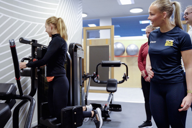 Gymintroduktion av gympersonal på Fitness24Seven