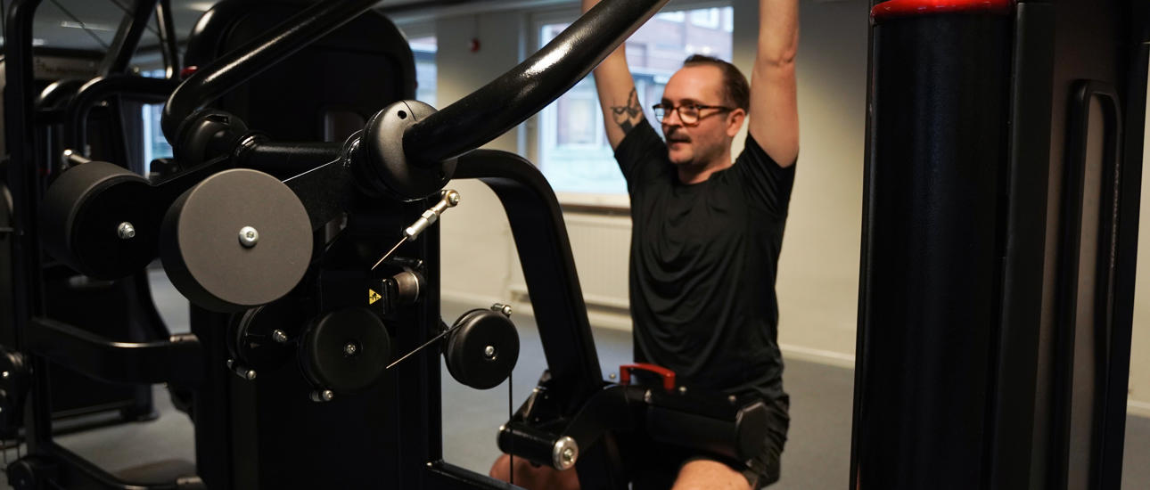 Nybörjare tränar axlar på gymmet