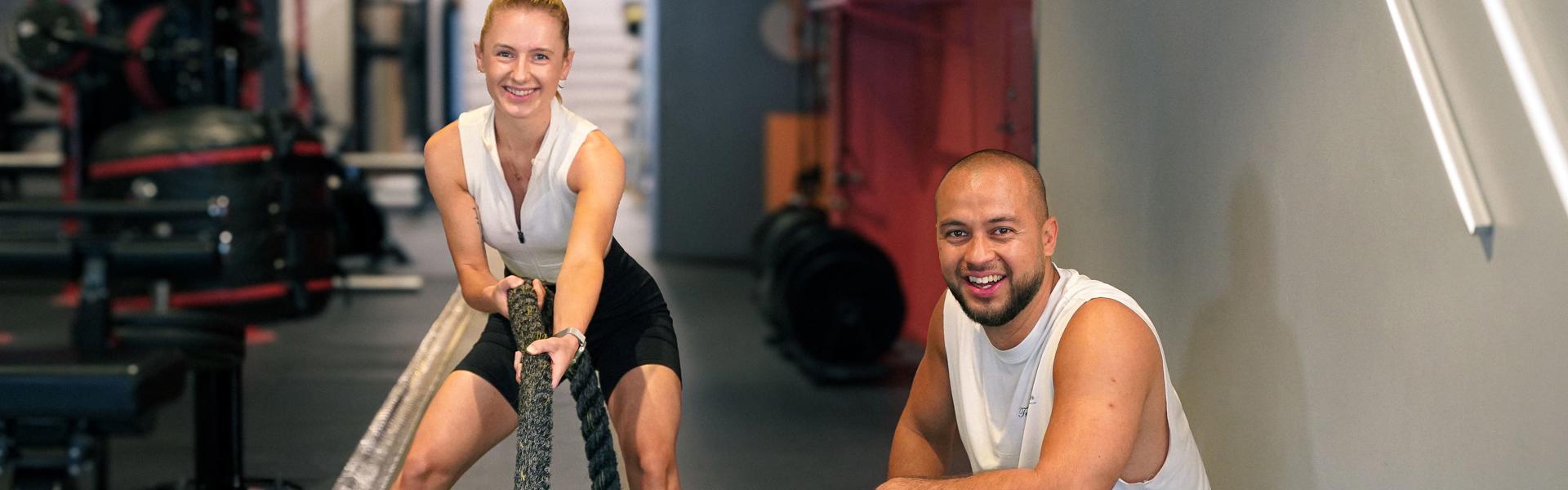 Två glada medlemmar går på ett HYROX pass på Fitness24Seven