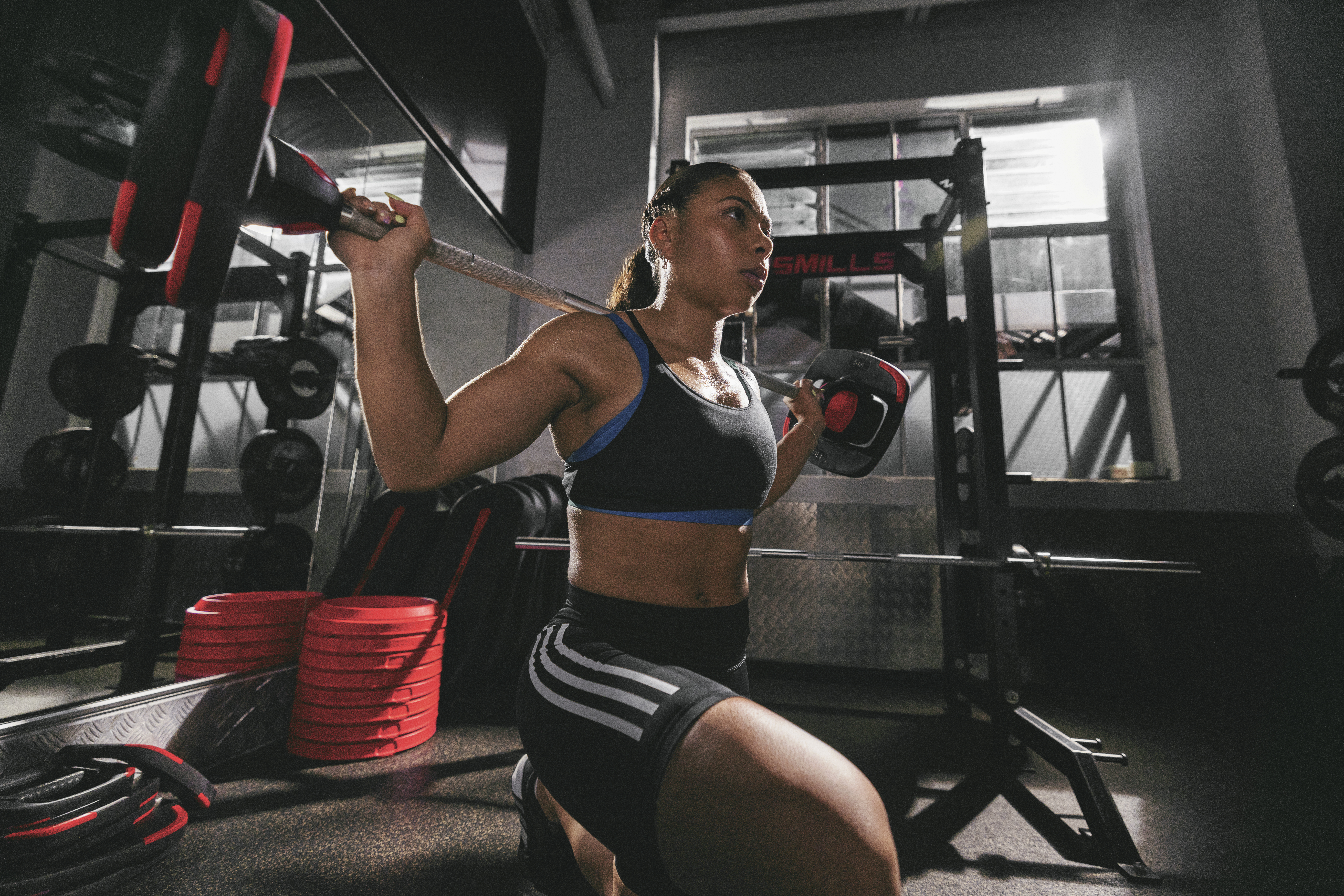 Kvinna med skivstång på gymmet tränar bodypump 