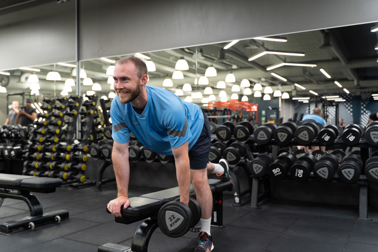 Glad medlem tränar på gymmet