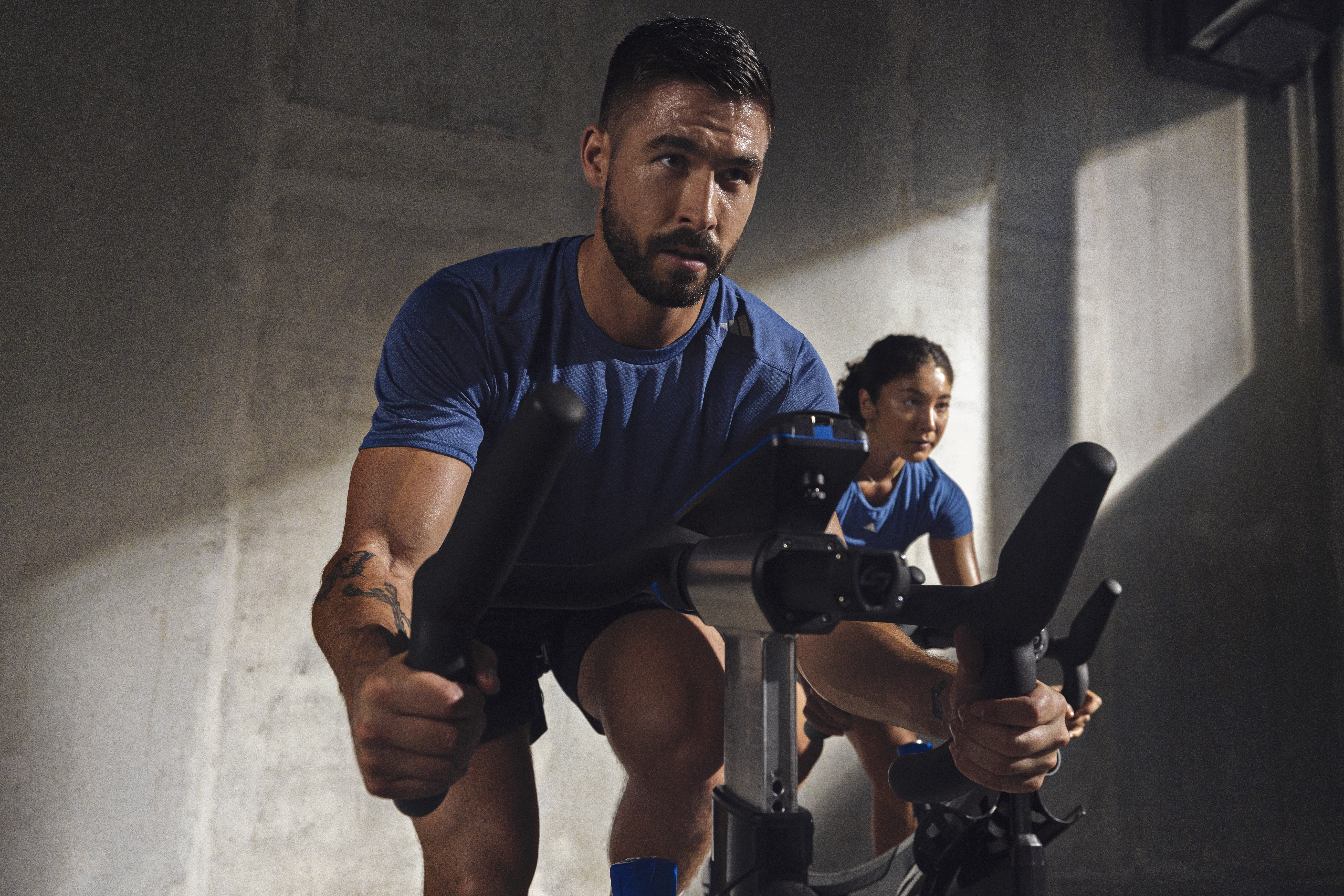 Man cyklar på inomuscykel