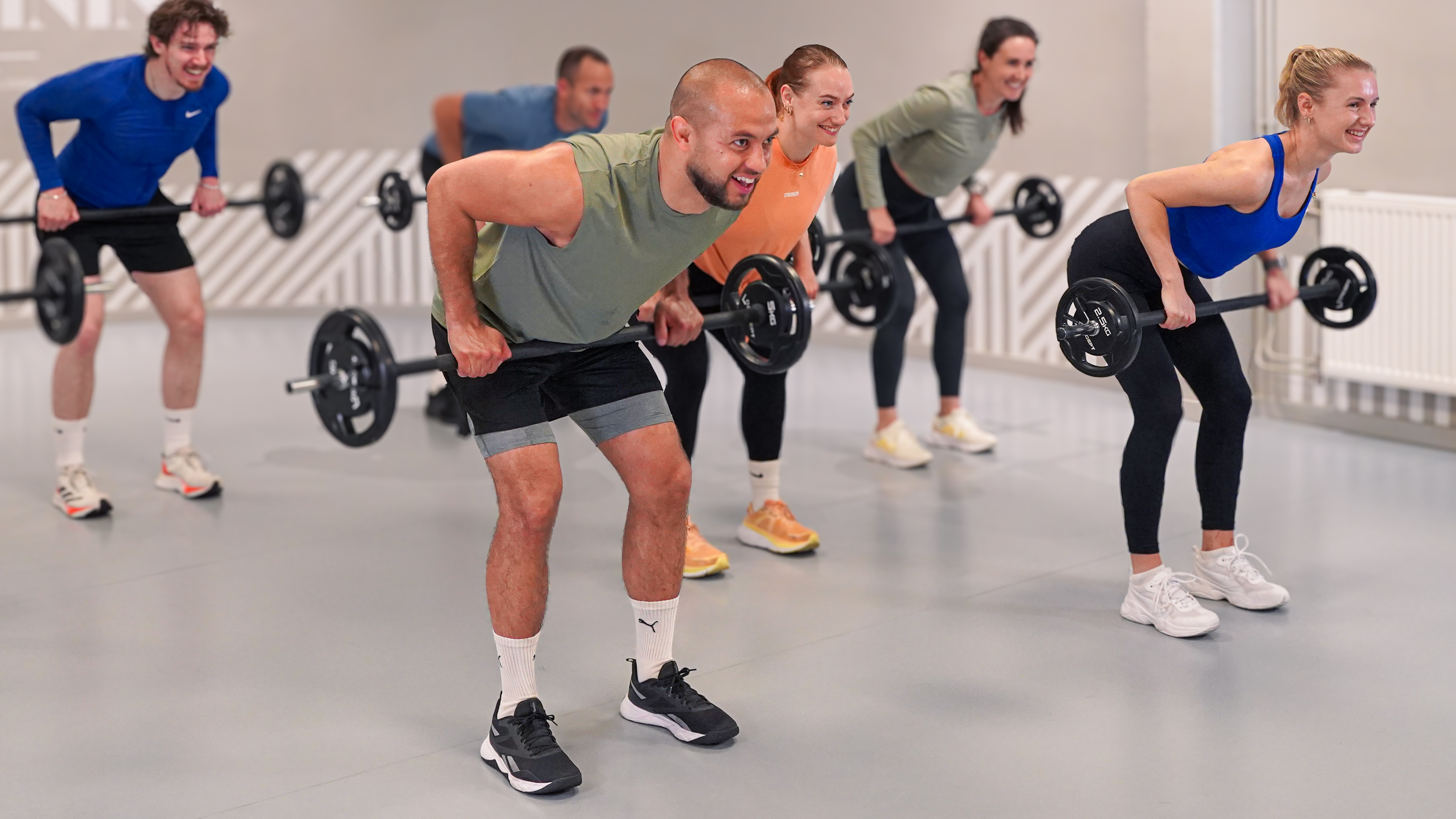 Deltagare på träningspass med skivstång