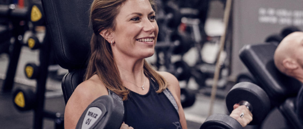 Tjej som provtränar på Fitness24Seven