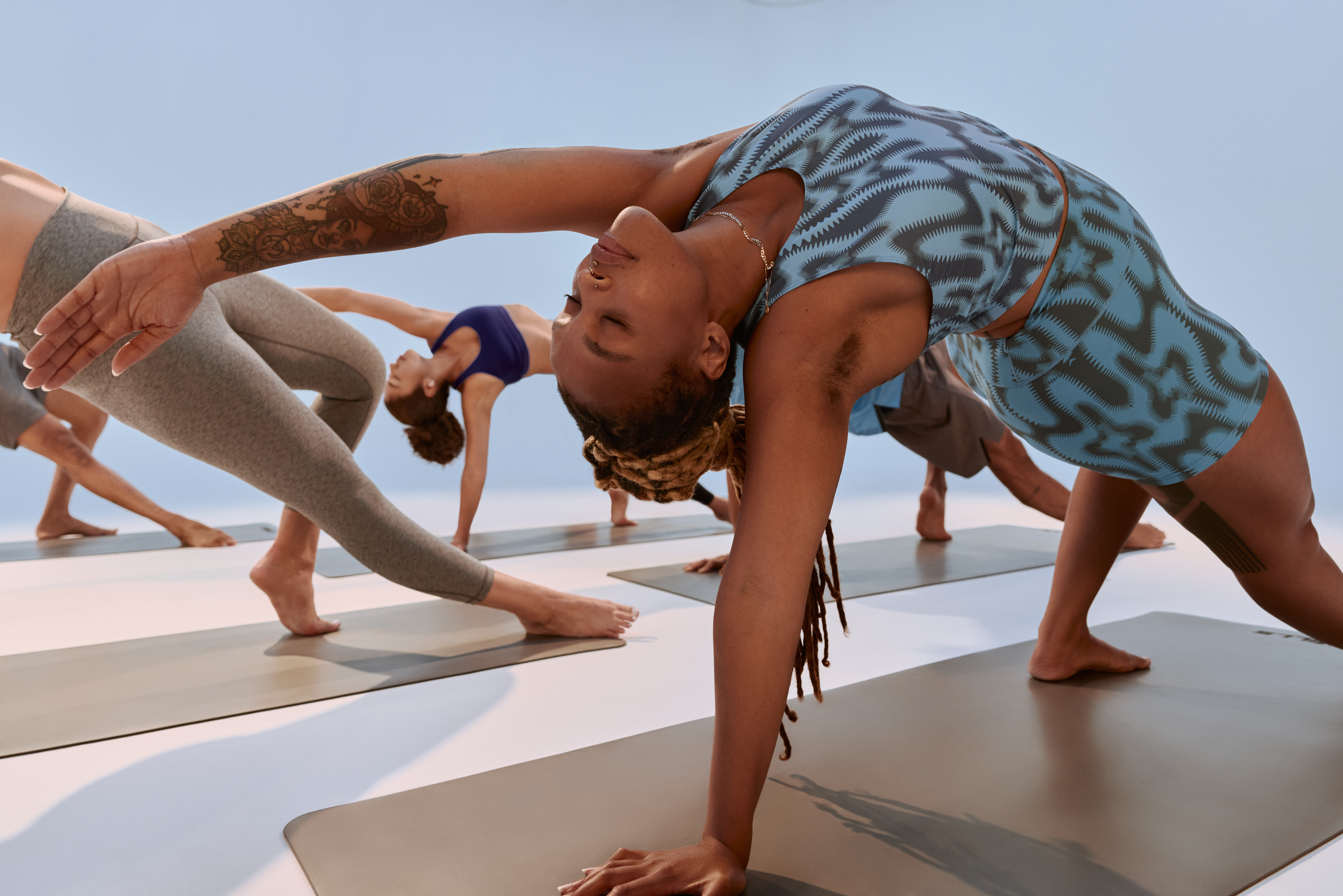 Kvinna träna styrka och gör en övning för mage och rygg