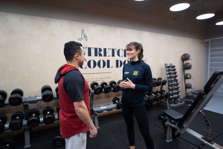 En ny medlem får hjälp av personalen på gymmet Fitness24Seven