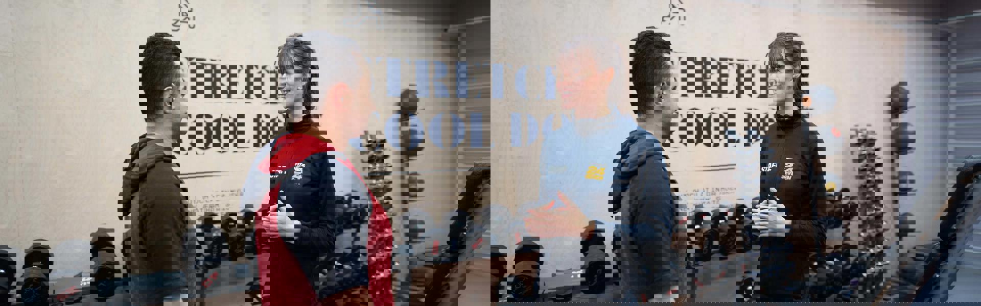 En ny medlem får hjälp av personalen på gymmet Fitness24Seven