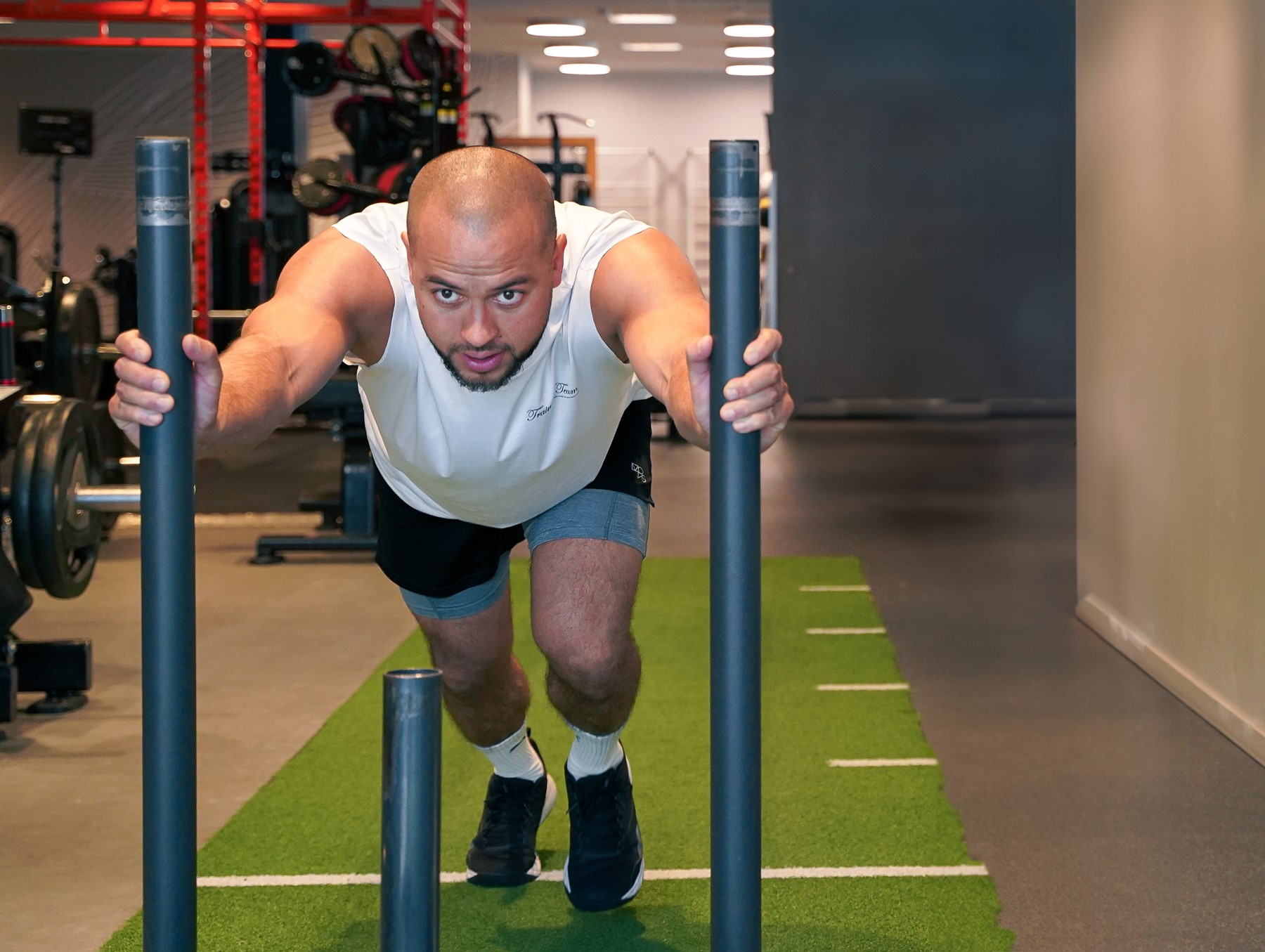 Man kör släden på gymmet