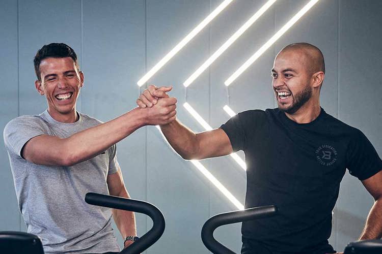 Två killar gymmar ihop