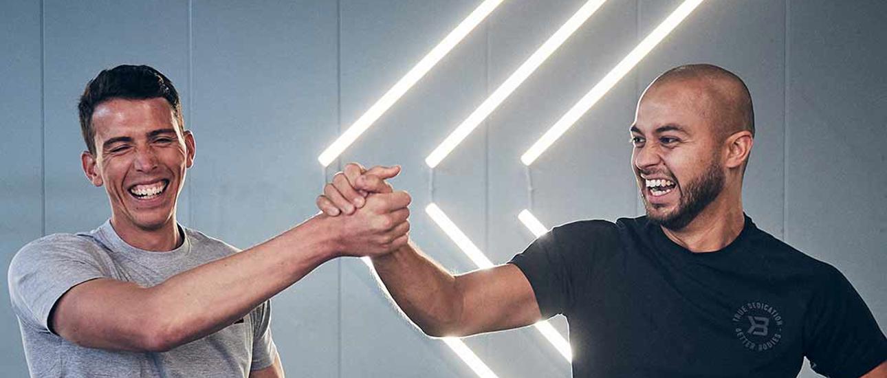 Två killar gymmar ihop